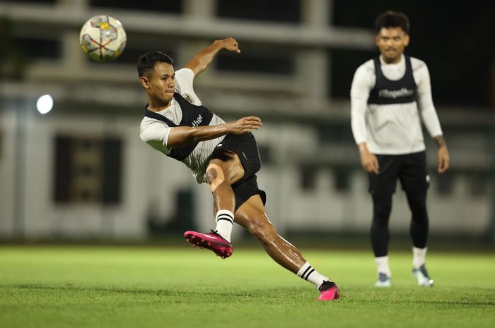 Dimas Drajad pada latihan Timnas Indonesia di Lapangan THOR, Surabaya pada Minggu (11/6/2023)