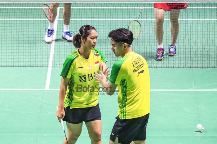 Ganda campuran Indonesia, Adnan Maulana (kanan) dan Nita Violina Marwah (kiri), saling memberikan semangat saat bertanding pada babak pertama Indonesia Open 2023 di Istora, Senayan, Jakarta, Selasa (13/6/2023).