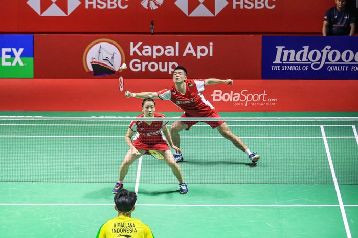 Ganda campuran China, Zheng Si Wei (kanan) dan Huang Ya Qiong (kiri), saat bertanding pada Indonesia Open 2023 di Istora, Senayan, Jakarta, Selasa (13/6/2023).