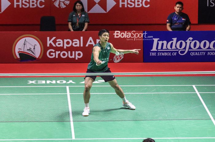 Atlet bulu tangkis tunggal putra China Teipei, Chou Tien Chen, sedang bertanding dalam ajang Indonesia Open 2023 di Istora, Senayan, Jakarta, Selasa (13/6/2023).