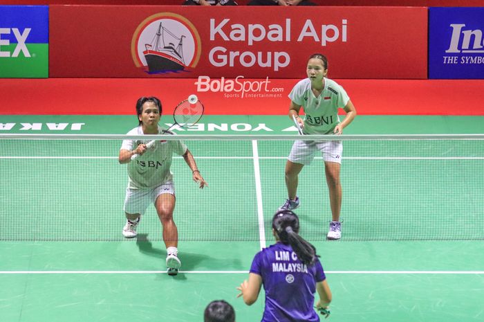 Atlet bulu tangkis ganda putri Indonesia, Meilysa Trias Puspitasari (kiri) dan Rachel Allessya Rose (kanan), sedang bertanding dalam ajang Indonesia Open 2023 di Istora, Senayan, Jakarta, Selasa (13/6/2023).