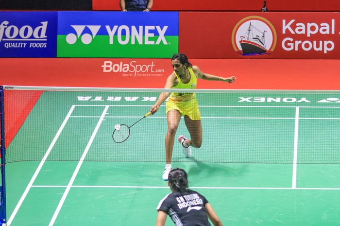 Atlet bulu tangkis tunggal putri India, Pusarla Venkata Sindhu, sedang bertanding dalam ajang Indonesia Open 2023 di Istora, Senayan, Jakarta, Selasa (13/6/2023).