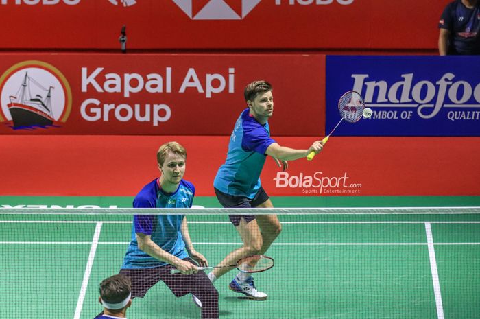 Ganda putra Denmark, Jeppe Bay/Lasse Molhede, saat babak pertama Indonesia Open 2023 di Istora Senayan, Jakarta, 13 Juni 2023.