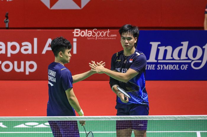 Atlet bulu tangkis ganda putra Indonesia, Leo Rolly Carnando (kiri) dan Daniel Marthin (kanan),  saling memberikan semangat saat bertanding dalam ajang Indonesia Open 2023 di Istora, Senayan, Jakarta, Selasa (13/6/2023).