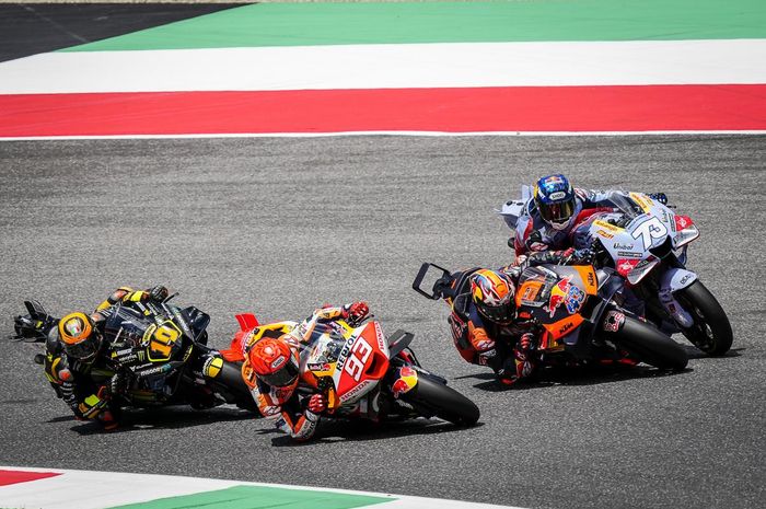 Pembalap Mooney VR 46, Luca Marini,  Marc Marquez (Repsol Honda), Alex Marquez (Gresini Racing), dan Jack Miller (Red Bull KTM) saat berjibaku pada balapan utama MotoGP Italia 2023