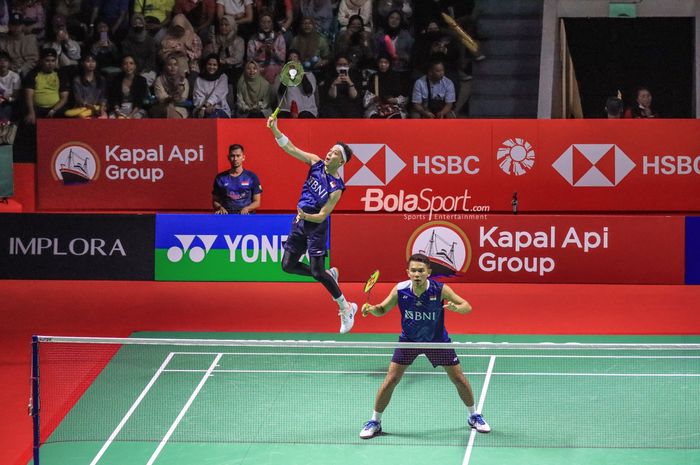 Atlet bulu tangkis ganda putra Indonesia, Muhammad Rian (kiri) dan Fajar Alfian (kanan), sedang bertanding dalam ajang Indonesia Open 2023 di Istora, Senayan, Jakarta, Selasa (13/6/2023).