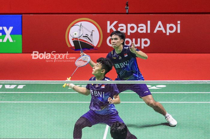 Atlet bulu tangkis ganda putra Indonesia, Leo Rolly Carnando (kiri) dan Daniel Marthin (kanan),  sedang bertanding dalam ajang Indonesia Open 2023 di Istora, Senayan, Jakarta, Selasa (13/6/2023).