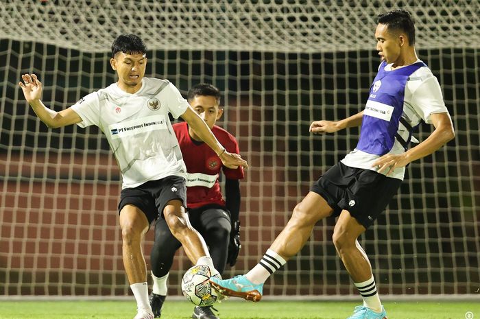 Timnas Indonesia saat berlatih di Lapangan Thor Surabaya, pada Senin (12/6/2023).