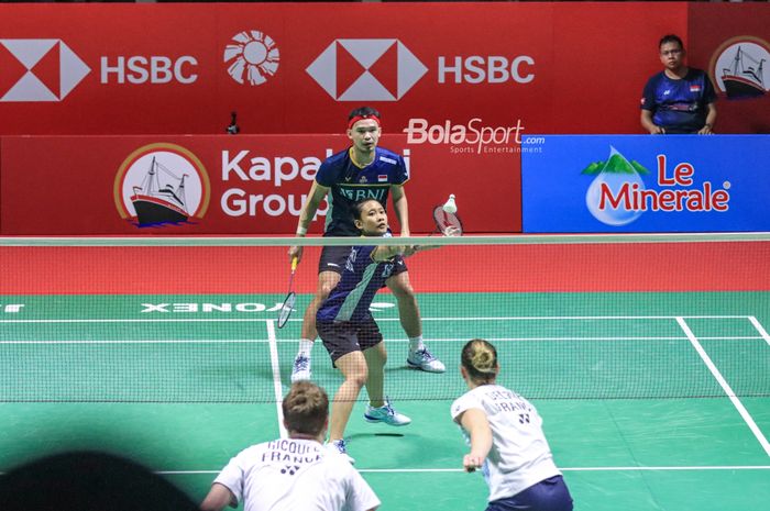 Ganda campuran Indonesia, Rinov Rivaldy dan Pitha Haningtyas Mentari (jersey biru), saat bertanding pada babak 32 besar Indonesia Open 2023 di Istora, Senayan, Jakarta, Rabu (14/6/2023).