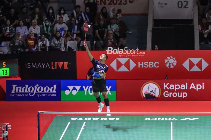 Atlet bulu tangkis tunggal putra Indonesia, Jonatan Christie, saat bertanding pada babak 32 besar Indonesia Open 2023 di Istora, Senayan, Jakarta, Rabu (14/6/2023).