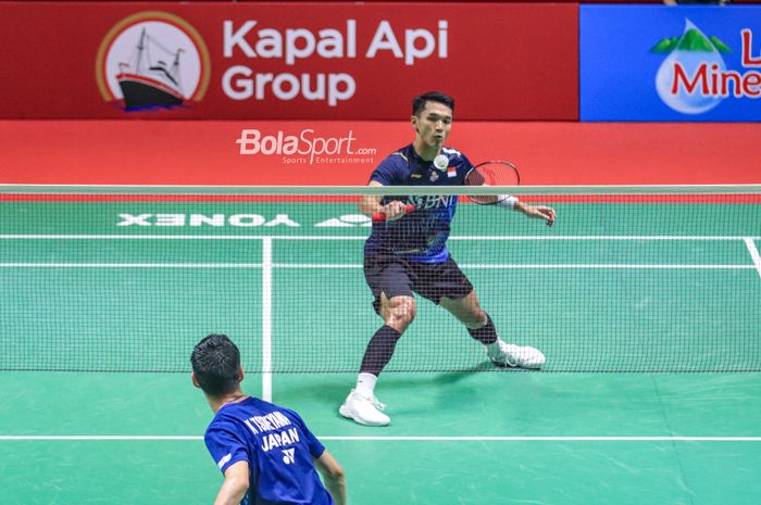 Tunggal putra Indonesia, Jonatan Christie, saat tampil pada babak pertama Indonesia Open melawan Kanta Tsuneyama (Jepang) pada laga yang digelar di Istora Senayan, Jakarta, Rabu, 14 Juni 2023