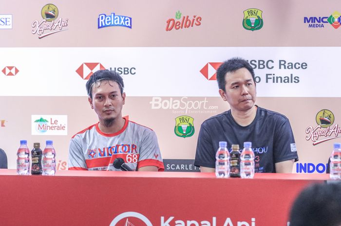 Atlet bulu tangkis ganda putra Indonesia, Mohammad Ahsan (kiri) dan Hendra Setiawan (kanan), saat ditemui awak media di Istora Senayan, Jakarta, Rabu (14/6/2023).