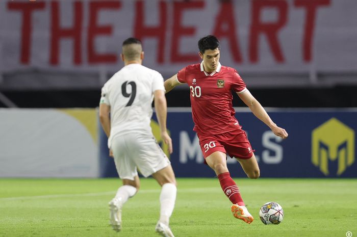 Aksi pemain Timnas Indonesia, Elkan Baggott, dalam pertandingan uji coba melawan Timnas Palestina, Rabu (14/6/2023).