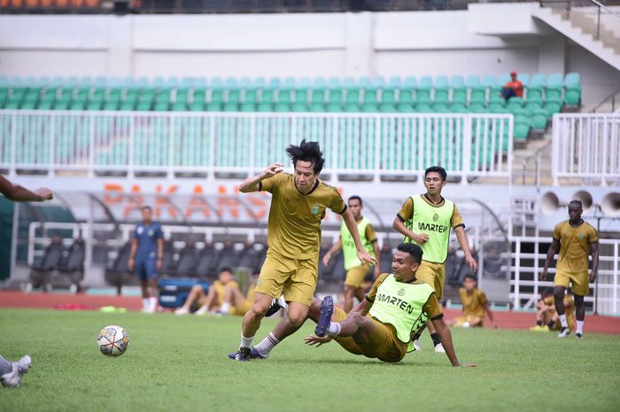 Gelandang anyar Persikabo 1973, Kaishu Yamazaki, tengah berlatih dengan tim