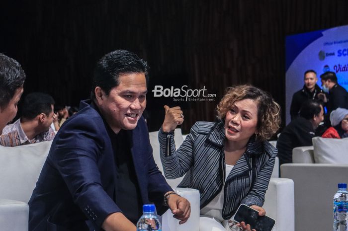 Ketua Umum PSSI, Erick Thohir (kiri), sedang memberikan berkomunikasi dengan Harsiwi Achmad (kanan) selaku Direktur Programming SCM (Surya Citra Media) di kawasan Jakarta, Kamis (15/6/2023).