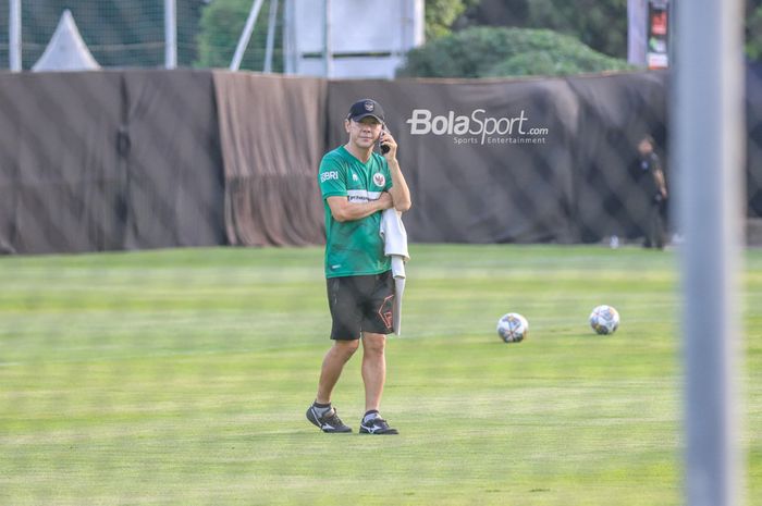 Pelatih timnas U-23 Indonesia, Shin Tae-yong, sedang menelpon jelang latihan timnya di Lapangan A, Senayan, Jakarta .