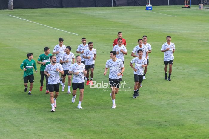 Sejumlah pemain Timnas Indonesia berlatih di Lapangan A, Senayan, Jakarta , Kamis (15/6/2023).