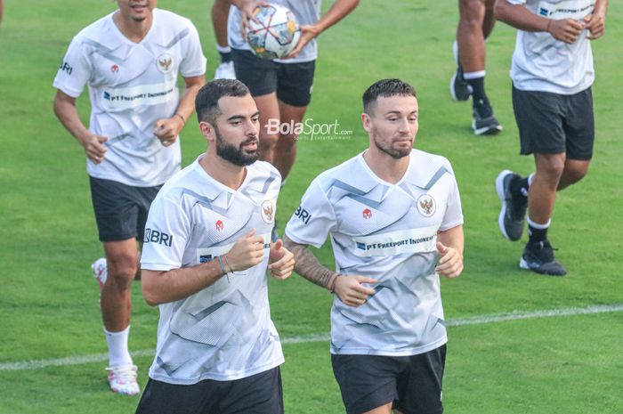 Dua pemain naturalisasi timnas Indonesia, Jordi Amat (kiri) dan Marc Klok (kanan), sedang melakukan lari pemanasan jelang berlatih di Lapangan A, Senayan, Jakarta , Kamis (15/6/2023).