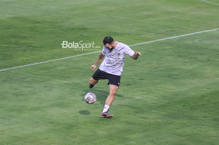 Bek naturalisasi timnas Indonesia, Jordi Amat, akan menendang bola saat berlatih di Lapangan A, Senayan, Jakarta , Kamis (15/6/2023).