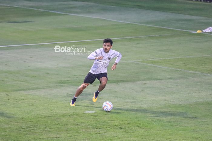 Pemain sayap kiri timnas Indonesia, Saddil Ramdani, sedang menguasai bola saat berlatih di Lapangan A, Senayan, Jakarta , Kamis (15/6/2023).