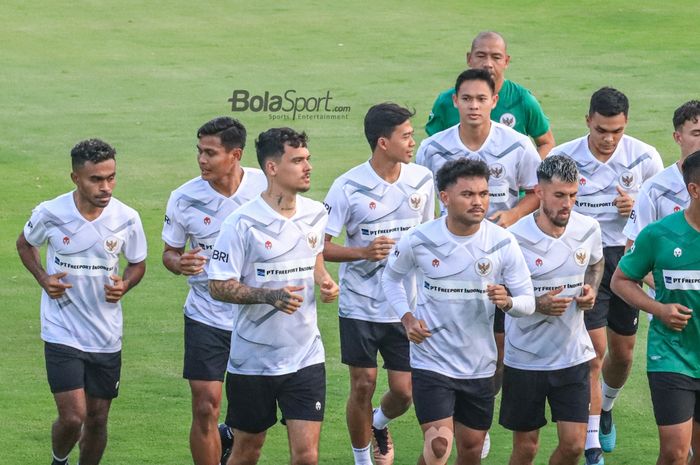 Yakob Sayuri, Fachruddin Aryanto, Shayne Pattynama, Edo Febriansah, Saddil Ramdani, Andy Setyo, Stefano Lilipaly, dan Rachmat Irianto dalam latihan timnas Indonesia di Lapangan A, Senayan, Jakarta , Kamis (15/6/2023).