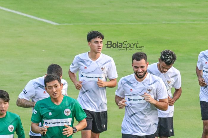 Rafael Struick dan Jordi Amat (tengah) sedang melakukan pemanasan bersama timnas Indonesia di Lapangan A, Senayan, Jakarta , Kamis (15/6/2023).