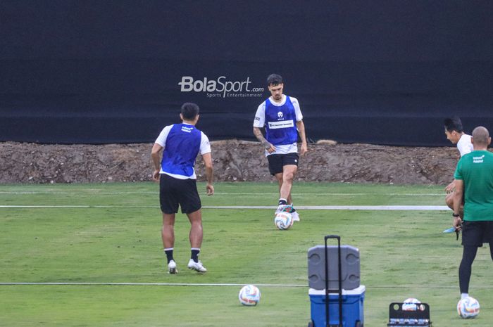 Bek sayap kiri naturalisasi timnas Indonesia, Shayne Pattynama (kanan), sedang menguasai bola dalam sesi latihan di Lapangan A, Senayan, Jakarta , Kamis (15/6/2023).