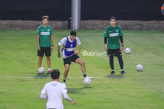 Bek sayap kiri naturalisasi timnas Indonesia, Shayne Pattynama (tengah), sedang menguasai bola dalam sesi latihan di Lapangan A, Senayan, Jakarta , Kamis (15/6/2023).