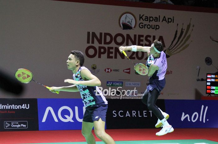 Ganda putra Indonesia, Fajar Alfian/Muhammad Rian Ardianto, saat tampil pada Indonesia Open 2023 di Istora Senayan, Jakarta, Kamis (15/6/2023)