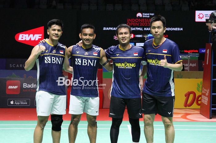 Pasangan ganda putra Indonesia, Pramudya Kusumawardana/Yeremia Erich (kiri), Mohammad Ahsan / Hendra Setiawan (Kanan), saat tampil pada Indonesia Open 2023 di Istora Senayan, Jakarta, Kamis, 15 Juni 2023