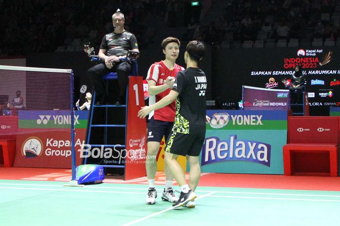 Tunggal putra China, Shi Yu Qi (kiri), dan Kodai Naroka dari Jepang menyuguhkan laga menarik di perempat final China Open 2023