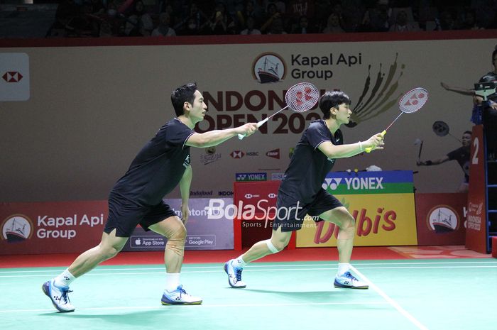 Aksi ganda putra Korea Selatan, Choi Sol-gyu (kiri) dan Kim Won-ho, saat babak kedua Indonesia Open 2023 di Istora Gelora Bung Karno, Senayan, Jakarta, 15 Juni 2023.