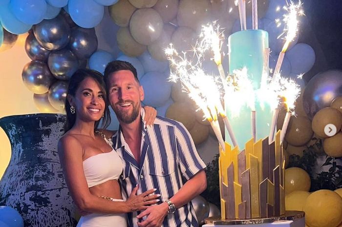 Lionel Messi merayakan ulang tahunnya yang ke-35 pada tahun lalu bersama Antonela Roccuzzo.