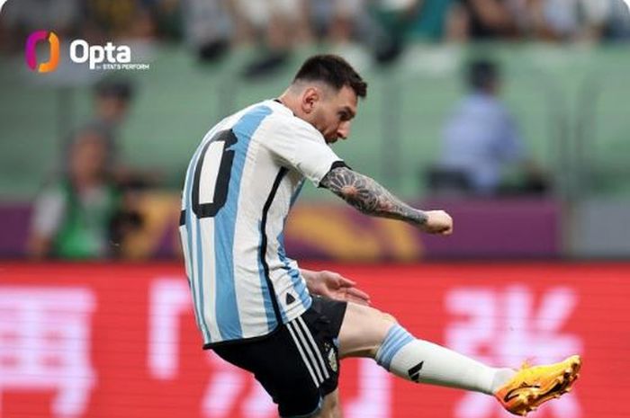 Megabintang Timnas Argentina, Lionel Messi, mencetak gol ke gawang Timnas Australia pada laga uji coba, Kamis (15/6/2023).