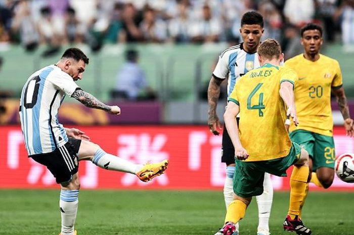 Momen Lionel Messi mencetak gol ke gawang Australia dalam laga FIFA Matchday, Kamis (15/6/2023).