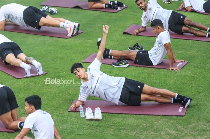 Striker naturalisasi timnas Indonesia, Rafael Struick (tengah), sedang melakukan pemanasan di Lapangan A, Senayan, Jakarta , Kamis (15/6/2023).