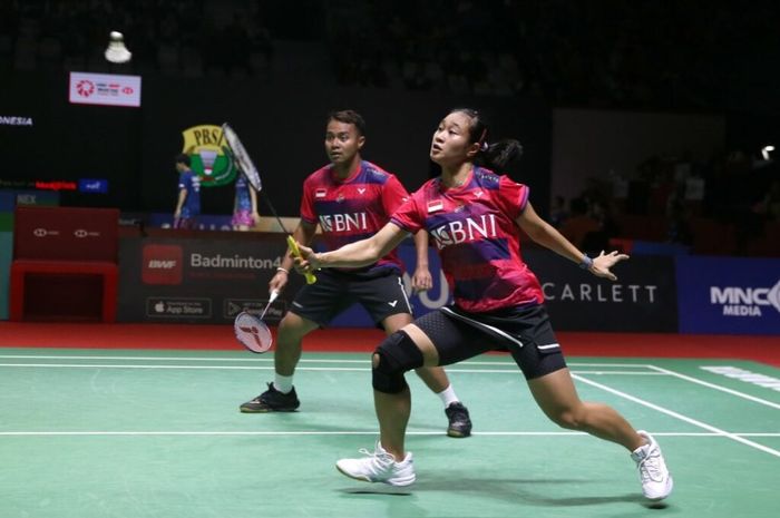 Pasangan ganda campuran Indonesia, Rehan Naufal Kusharjanto/Lisa Ayu Kusumawati, bertanding pada Indonesia Open 2023 di Istora Senayan, Jakarta.