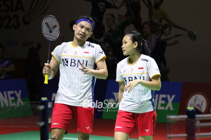 Pasangan ganda campuran Indonesia, Rinov Rivaldy/Pitha Haningtyas Mentari, bertanding pada Indonesia Open 2023 di Istora Senayan, Jakarta. (15/6/203) 