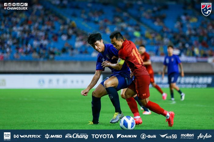 Bomber Thailand, Chanathip Songkrasin, tengah berduel dengan salah satu pemain China Taipei.