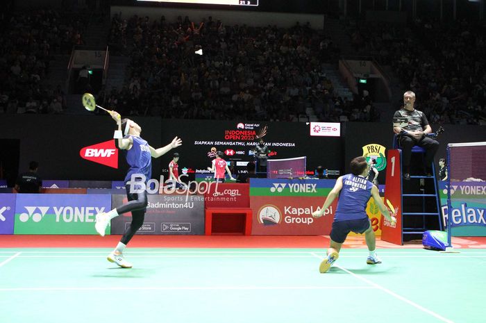 (ki-ka) Ganda putra Indonesia, Muhammad Rian Ardianto dan Fajar Alfian, saat tampil pada perempat final Indonesia Open 2023 di Istora Gelora Bung Karno, Senayan, Jakarta, 16 Juni 2023.