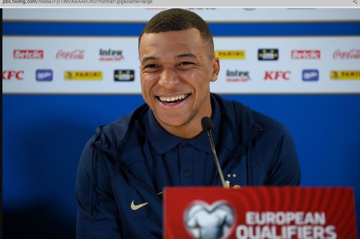 Kylian Mbappe seperti menggocek Real Madrid dengan mengatakan akan bertahan di PSG, dalam jumpa pers terbarunya bersama timnas Prancis (15/6/2023).