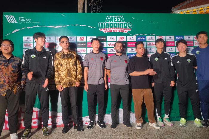 Konferensi pers jelang laga Persis Solo Vs Jeonbuk Hyundai Motors yang dihadiri Gusti Bhre Cakrahutomo Wira Sudjiwo, Walikota Solo, Gibran Rakabuming Raka, Pelatih Jeonbuk Hyundai Motors, Cho Sung-hwan, pemain Lee Sung-yoon, Park Chang-woo, Kang Sang-yun, pelatih Persis Solo, Leonardo Medina dan pemain Persis, Sutanto Tan