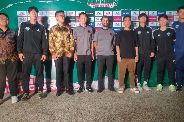 Konferensi pers jelang laga Persis Solo Vs Jeonbuk Hyundai Motors yang dihadiri Gusti Bhre Cakrahutomo Wira Sudjiwo dan Walikota Solo, Gibran Rakabuming Raka.