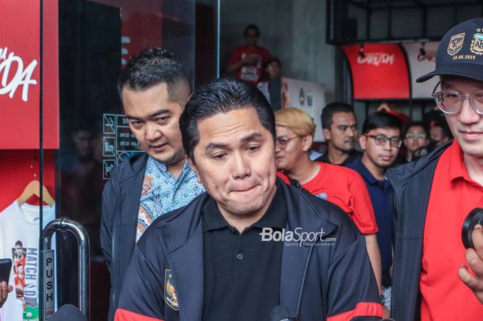 Ketua Umum PSSI, Erick Thohir, saat memberikan keterangan kepada awak media di Garuda Store, Senayan, Jakarta, Sabtu (17/6/2023) siang.