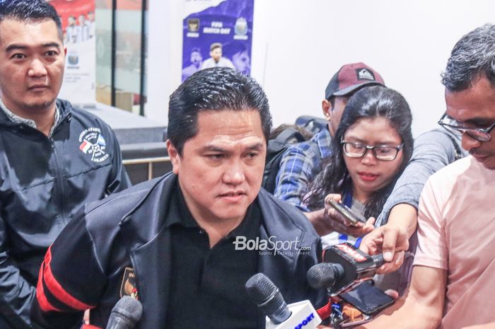 Ketua Umum PSSI, Erick Thohir, saat memberikan keterangan kepada awak media di GBK Arena, Senayan, Jakarta, Sabtu (17/6/2023) siang.