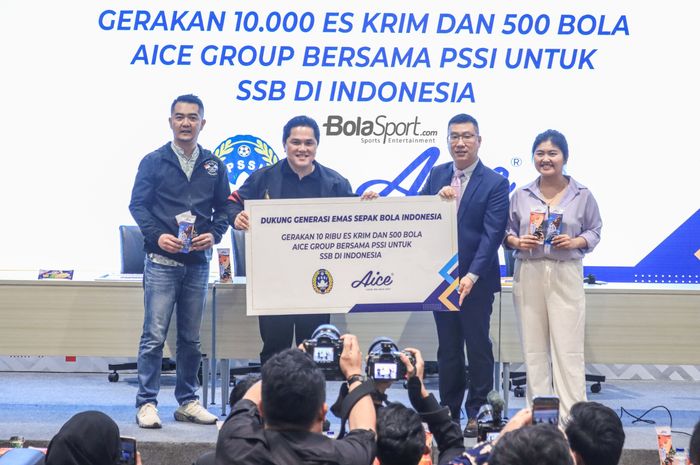 Ketua Umum PSSI, Erick Thohir (tengah), sedang berfoto bersama dengan petinggi Aice di GBK Arena, Senayan, Jakarta, Sabtu (17/6/2023) siang.