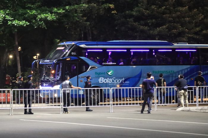 Suasana kedatangan bus timnas Argentina jelang menjalani sesi latihan di Stadion Utama Gelora Bung Karno, Senayan, Jakarta, Sabtu (17/6/2023) malam.