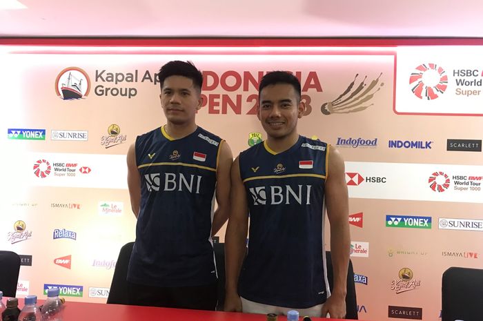 Ganda putra Indonesia, Pramudya Kusumawardana/Yeremia Erich Yoche Yacob Rambitan pada konferensi pers usai memenangi babak perempat final Indonesia Open 2023, di Istora Senayan, Jakarta, Indonesia Jumat (16/6/2023).