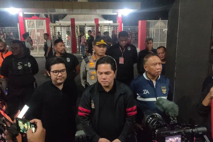 Ketua Umum PSSI, Erick Thohir sedang menghadiri laga Persis Solo vs Jeonbuk Hyundai Motors di Stadion Manahan, Solo, Sabtu (16/6/2023)