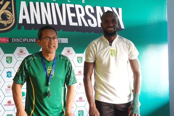 Pelatih Persebaya Surabaya, Aji Santoso dan Yohanes Kandaimu, pada sesi jumpa pers jelang pertandingan melawan Persija Jakarta, Sabtu (17/6/2023).